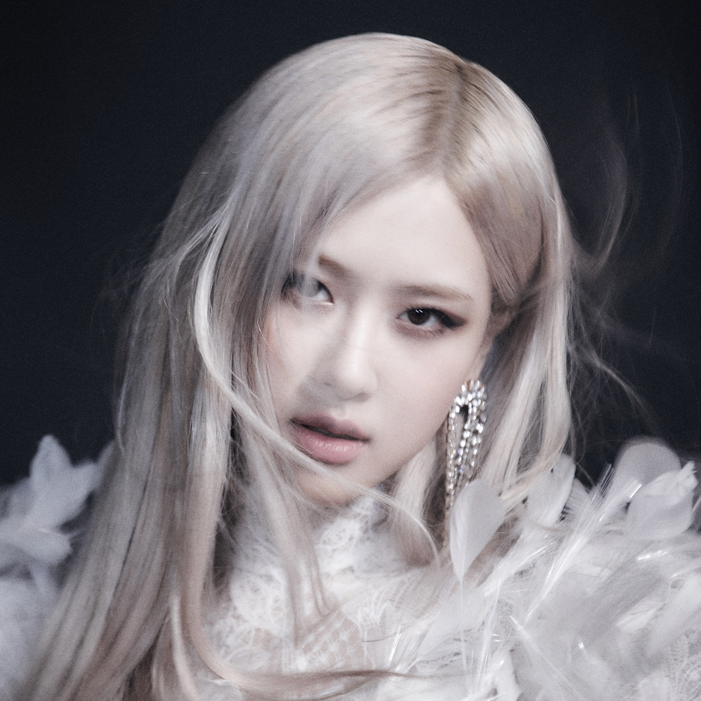 ROSÉ 初のソロシングル「R」リリース決定！ UNIVERSAL MUSIC STORE限定