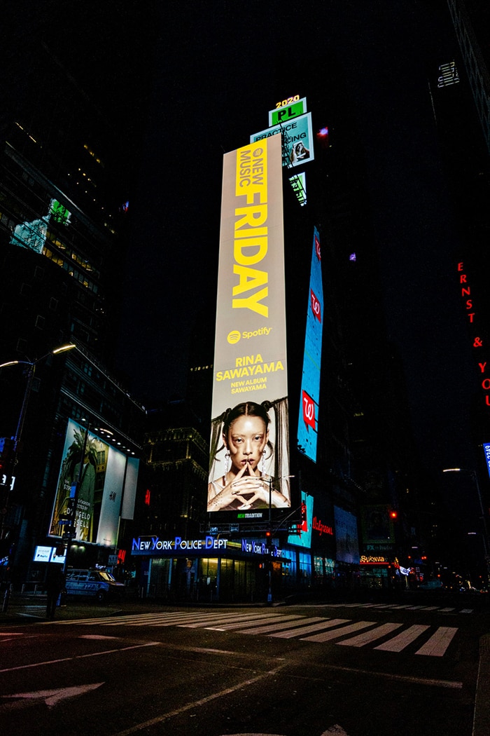 話題沸騰中のリナ サワヤマの巨大看板がnyタイムズスクエアに出現 本日フジテレビ系 めざましテレビ でも特集コーナーが放送 エイベックス ポータル Avex Portal