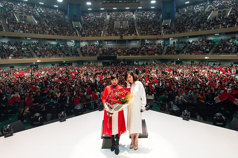 絢香 ライブツアーに篠原涼子がサプライズ登場 Avex Promotion Design エイベックスのprサービス エイベックス プロモーション デザイン