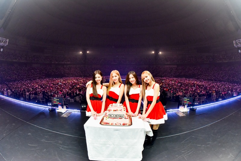 BLACKPINK クリスマスイブに「海外女性グループ史上初」となる京セラドーム大阪公演を大盛況で今年のツアーを終了！ファンからのサプライズに涙も！  | エイベックス・ポータル - avex portal